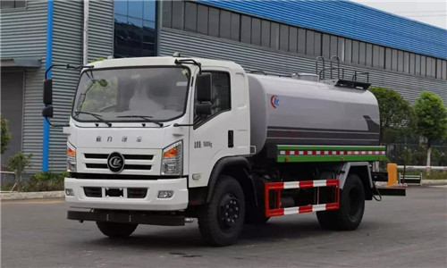程力智造的程力威牌底盤及整車，其中的一體化抑塵車和園林綠化噴灑高壓消防多功能水車特別受到市場青睞。