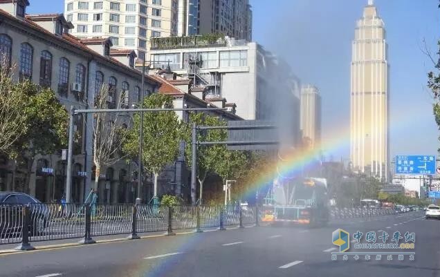 從抑塵到消毒，解放灑水抑塵車(chē)防疫消毒實(shí)力為人民服務(wù)！