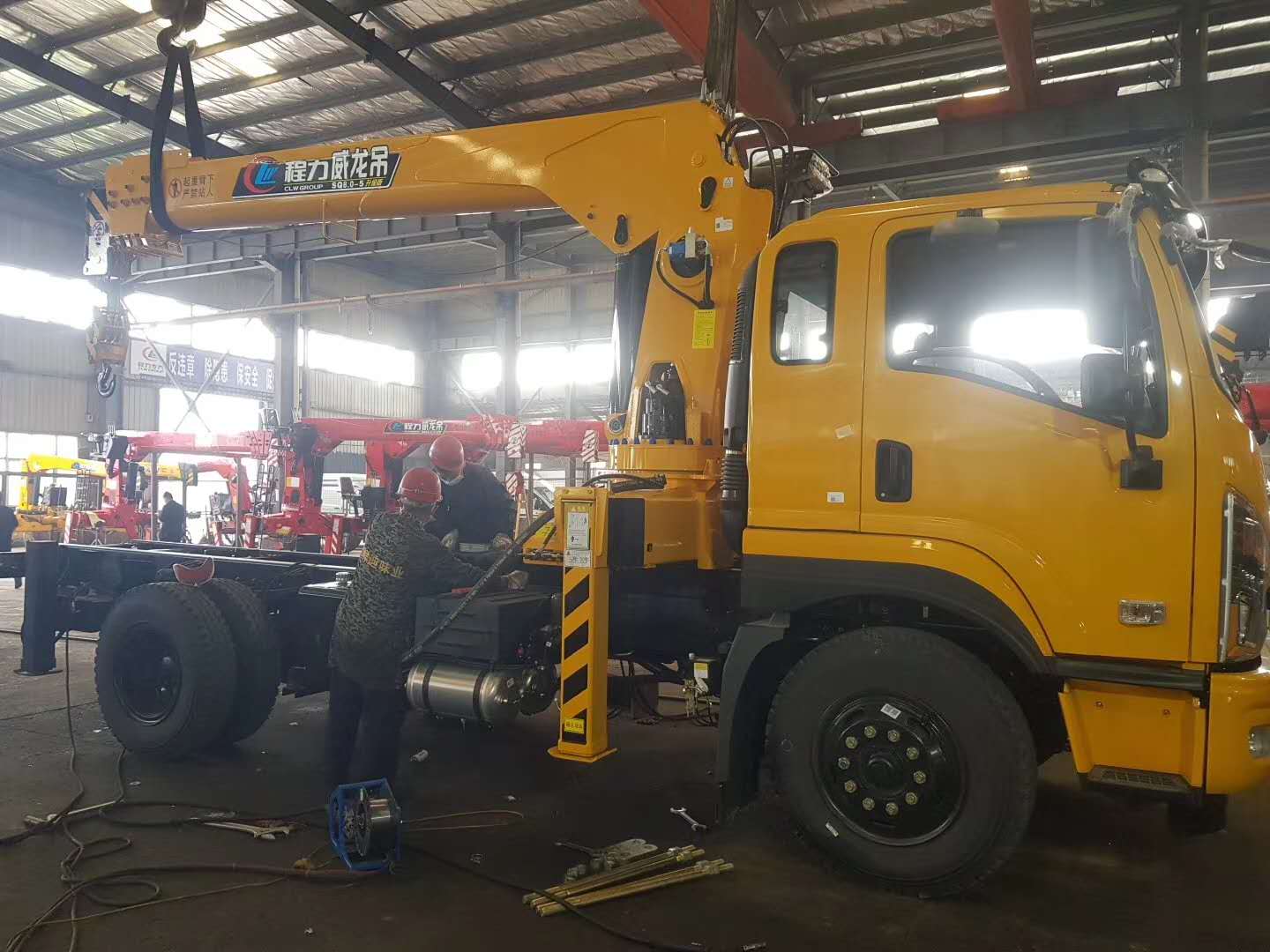 東風(fēng)暢行D1隨車吊匹配程力威龍8噸5節(jié)臂吊機，?工程黃，高顏值，云南李總的訂單