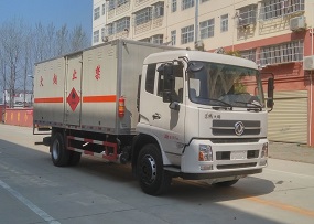 國五東風(fēng)天錦易燃液體廂式運(yùn)輸車