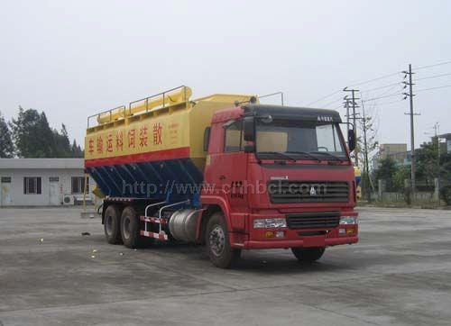 重汽后雙橋31立方散裝飼料運(yùn)輸車